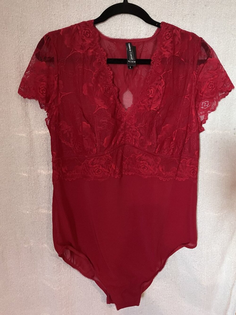Torrid Size 1 (14-16) Red Lace V-Neck Open Back Bodysuit with Short Sleeves NWT - Picture 1 of 11